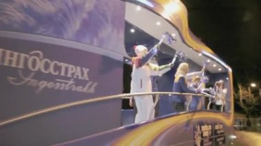 Saint Petersburg, Rusya - 27 Ekim 2013: St. Petersburg'da Olimpiyat meşalesi bayrak yarışı. Taraftarlar otobüsten ponpon sallıyor. Karanlık akşam