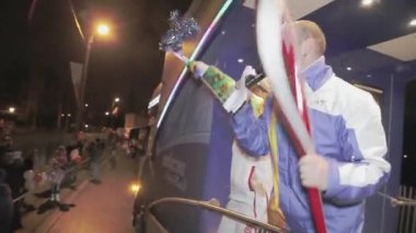 Saint Petersburg, Rusya - 27 Ekim 2013: St. Petersburg'da Olimpiyat meşalesi bayrak yarışı. Taraftarlar otobüsten ponpon sallıyor. Şarkıcı. Dans