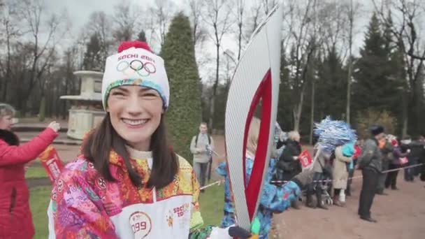 Sankt Petersburg, Rosja-27 października 2013: Kobieta członek Relay wyścigu Olimpijski płomień w Peterhof, Sankt Petersburg dać wywiad przed uruchomieniem — Wideo stockowe