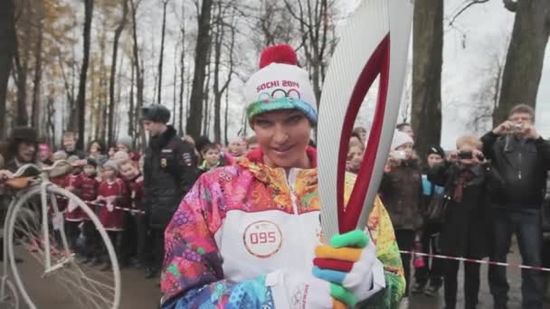 SAINT PETERSBURG, RUSSIA - OCTOBER 27, 2013: Anastasia Volochkova giver interview om relæ race olympiske flamme i Sankt Petersborg. Mennesker . – Stock-video