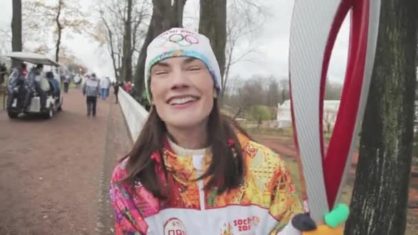 SAINT PETERSBURG, RUSSIA - OCTOBER 27, 2013: Woman member of Relay race of Olympic flame in Peterhof, Saint Petersburg give interview after run — Stock Video