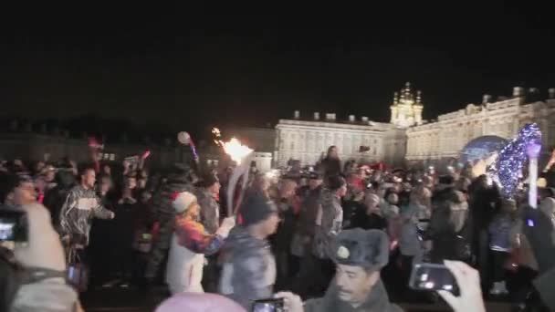 SAN PETERSBURGO, RUSSIA - 27 OTTOBRE 2013: Corsa a staffetta Fiamma olimpica a San Pietroburgo. Torchbearer correre con fiamma sul palco. Catherine Palace — Video Stock