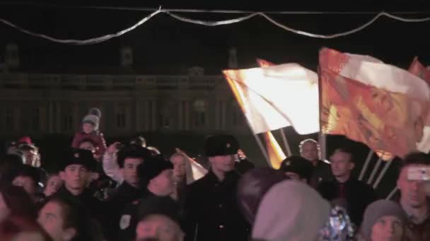 SAN PETERSBURG, RUSIA - 27 DE OCTUBRE DE 2013: Carrera de relevos Llama olímpica en San Petersburgo. Multitud de personas en la plaza frente al Palacio de Catalina — Vídeos de Stock