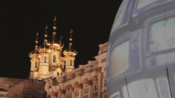 Petrohrad, Rusko-27. října 2013: pohled na zlaté kopy v Catherine Palace v petrohradském kraji. Temný večer. Kulatý míč — Stock video