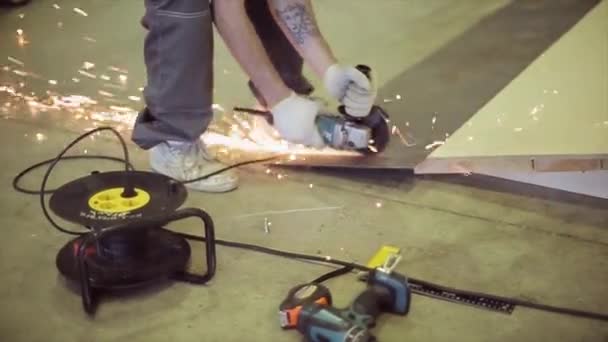 Weergave van man zag omhoog metalen Springplank in skatepark. Veel heldere sparks. Voorbereiding voor concurrentie. — Stockvideo