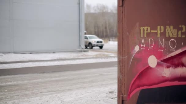 Vit pickup sakta röra på snö väg. Kamera bredvid röd van hörn. Vinter — Stockvideo