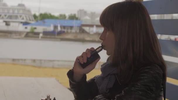 Ηλεκτρονικό τσιγάρο καπνού κορίτσι στον δρόμο. Vaper. Πολύ ατμού. Υποκουλτούρα — Αρχείο Βίντεο
