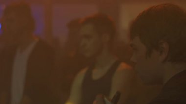 Saint Petersburg, Rusya Federasyonu - 28 Mayıs 2016: Vapers gece kulübünde elektronik sigara buhar nefes. Festivali. Sigara içenler.