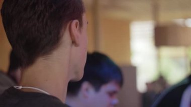 Saint Petersburg, Rusya Federasyonu - 28 Mayıs 2016: Erkekler için özel dükkanda elektronik sigara yeni sıvı satın. Vaper. Festivali