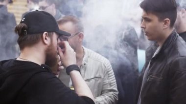 Saint Petersburg, Rusya - 28 Mayıs 2016: Gençler sokak fuarında elektronik sigara içiyor. Vapers festivali. Buhar