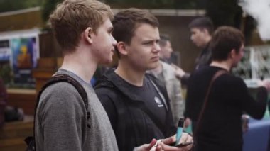 Saint Petersburg, Rusya - 28 Mayıs 2016: İki genç adam sokakta elektronik sigara içiyor. Vapers festivali. Buhar.