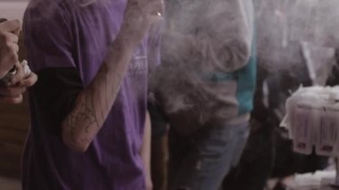 Saint Petersburg, Rusya - 28 Mayıs 2016: Genç adam sokak fuarında elektronik sigara içiyor. Vapers festivali. Buhar.