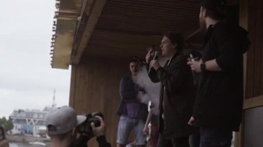 Saint Petersburg, Rusya - 28 Mayıs 2016: mikrofon Sahne Alanı'nda konuşan genç adam. Buhar. Vapers festival. Ana bilgisayar