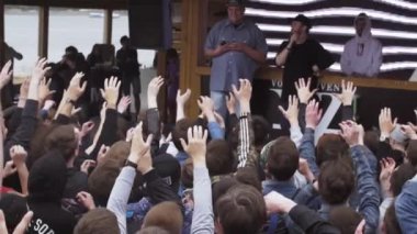 Saint Petersburg, Rusya Federasyonu - 28 Mayıs 2016: Sahne atmak sıvı kişilere elektronik sigara için adam kaldırsın. Vaper