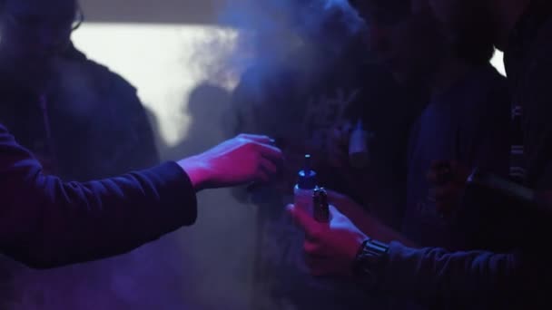 SAN PETERSBURG, RUSIA - 28 DE MAYO DE 2016: Los fumadores prueban nuevo líquido en el cigarrillo electrónico en la discoteca. Festival de pañales — Vídeo de stock