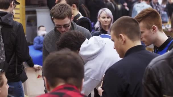 SAN PETERSBURG, RUSIA - 28 DE MAYO DE 2016: La gente fuma cigarrillos electrónicos en la feria callejera. Festival de pañales. Vapor. Evento — Vídeo de stock