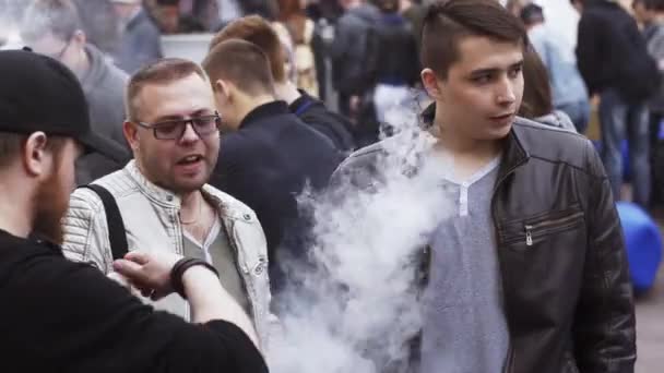 SAINT PETERSBURG, RUSSIA - 28 MAGGIO 2016: Gli uomini fumano sigarette elettroniche alla fiera di strada. Festival dei Vapers. Vapore. Evento — Video Stock