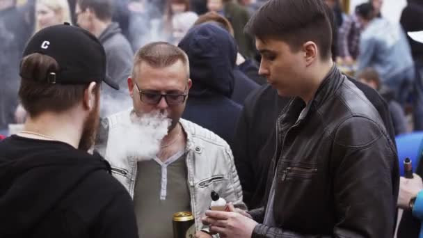 SAINT PETERSBURG, RUSSIA - 28 MAGGIO 2016: La folla fuma sigarette elettroniche alla fiera di strada. Festival dei Vapers. Vapore — Video Stock