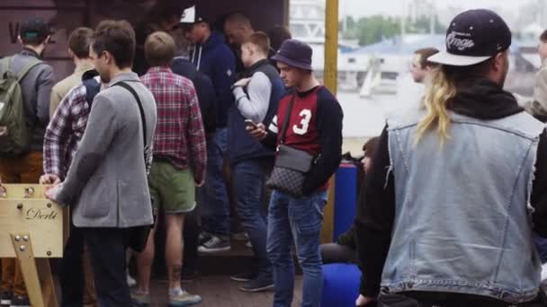 SAINT PETERSBURG, RUSSIA - 28 MAGGIO 2016: La gente fuma sigarette elettroniche alla fiera di strada. Festival dei Vapers. Calcio balilla — Video Stock