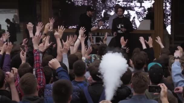 サンクトペテルブルク、ロシア - 5月 28、2016:男はステージから人々に電子タバコのための液体を投げる。ヴァーパー蒸気 — ストック動画