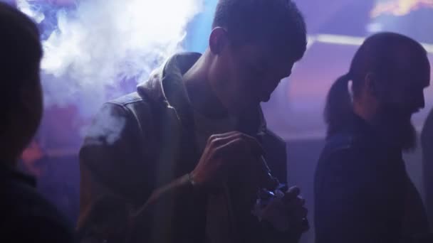 SAINT PETERSBURG, RÚSSIA - 28 de maio de 2016: Homem despeje líquido em cigarro eletrônico em loja especializada no festival. Pessoas — Vídeo de Stock