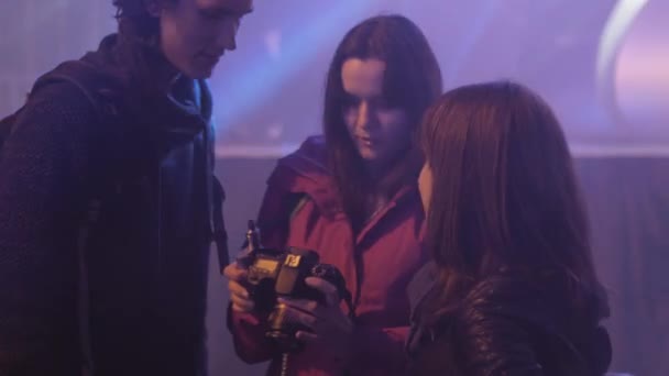 Αγία Πετρούπολη, Ρωσία - 28 Μαΐου 2016: Κορίτσια και άνθρωπος καπνός ηλεκτρονικό τσιγάρο σε νυχτερινό κέντρο διασκέδασης στο Φεστιβάλ ατμιστες. — Αρχείο Βίντεο