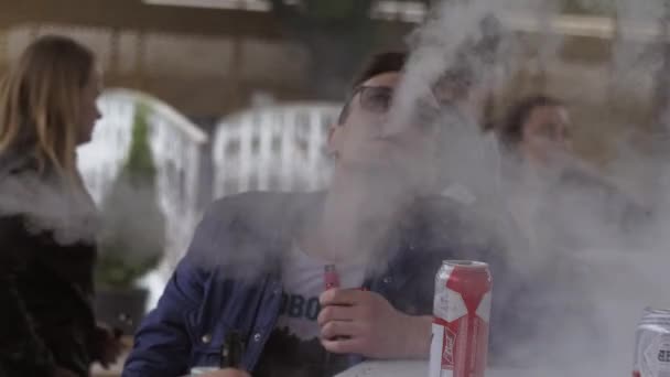 Saint petersburg, russland - 28. mai 2016: dampfer atmen dampf aus elektronischer zigarette in fachgeschäft auf der straße. — Stockvideo