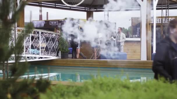SAINT PETERSBURG, RUSSIE - 28 MAI 2016 : Fumeurs de cigarettes électroniques à la piscine. Festival de Vaper. Sous-culture — Video