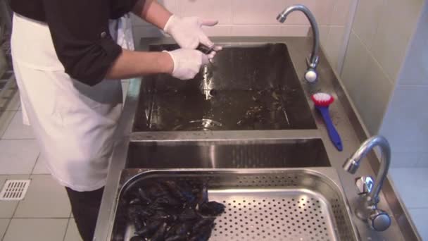 Cucini in guanti, scrub uniforme ha lavato cozze in lavandino con acqua sporca. Colino. In cucina. Pulizia — Video Stock