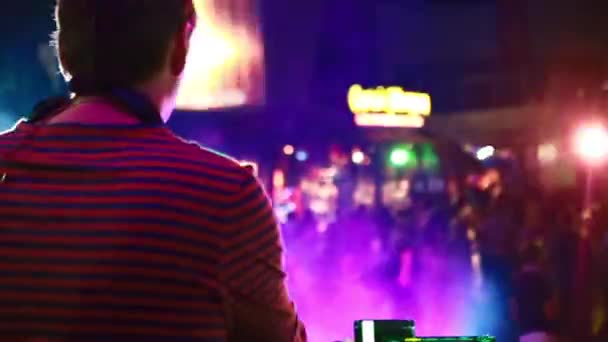 Sint-Petersburg, Rusland - 10 juni 2015: Achterkant van de Dj bij Dj paneel. Drukke nachtclub. — Stockvideo