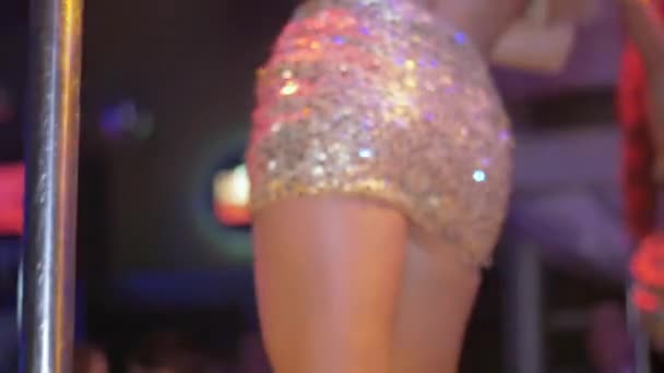 Sexy buit, benen ga ga dansers in briljante mini rokken op het podium van nachtclub — Stockvideo