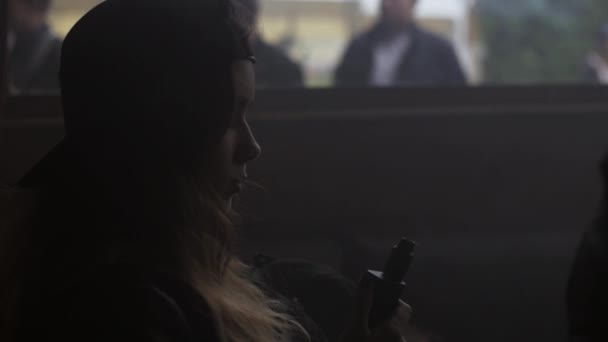 Silhouette girl i cap utandning ånga från elektronisk cigarett. Vaper. Rökare — Stockvideo