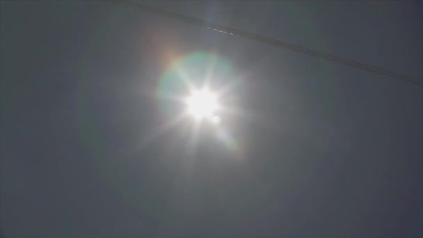 Vista de deslumbrantes rayos de sol brillantes. Remonte en estación de esquí. Naturaleza . — Vídeo de stock