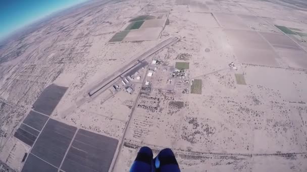 Skydiver parachutespringen boven Arizona. Vlucht. Zonnige dag. Extreme sport. Zand — Stockvideo