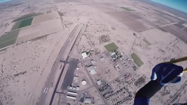 Skydiver meisje vliegen op parachute boven Arizona. Vlucht. Zonnige dag. Extreme sporten. — Stockvideo