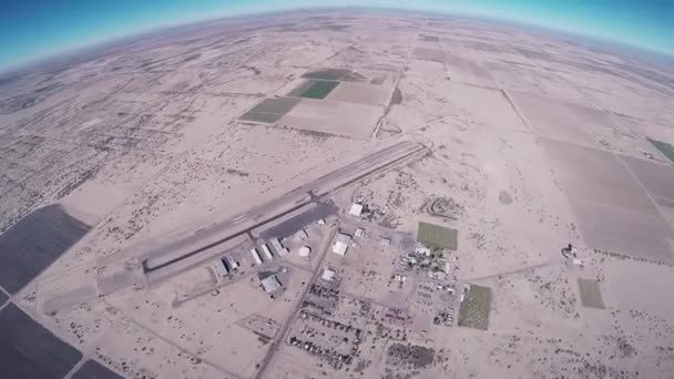 Skydiver vliegen op parachute boven Arizona. Vlucht. Zonnige dag. Extreem vlucht. — Stockvideo