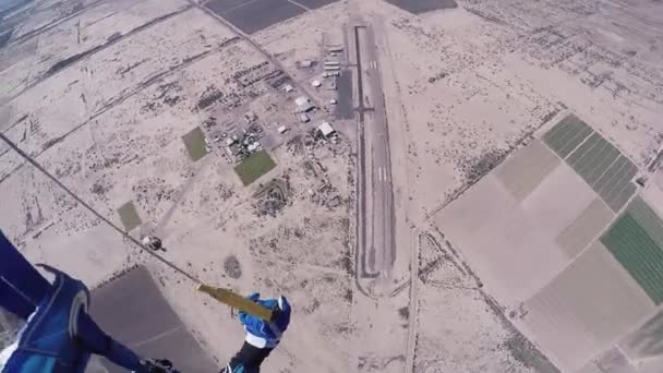 Девушка-парашютистка на парашюте над Аризоной. Полет. Солнечный день. Экстремальный спорт . — стоковое видео