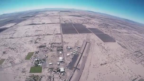 Professional skydiver fly on parachute above Arizona. Sunny day. Extreme sport. — Stock Video