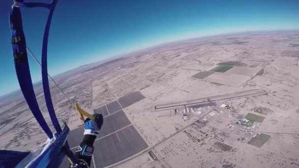 Skydiver vliegen op parachute in de hemel boven Arizona. Zonnige dag. Extreme sporten. — Stockvideo