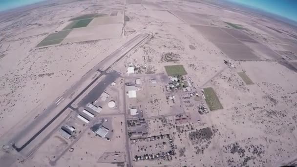 Skydiver sinek üzerinde paraşüt Arizona yukarıda. Güneşli. Aşırı spor. Manzara. — Stok video