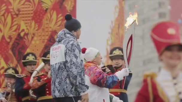 SAINT PETERSBURG, RÚSSIA - 27 de outubro de 2013: Caminhada de Zybina com chama olímpica de Sóchi no palco. Corrida de revezamento em São Petersburgo. Banda de bronze, bateristas — Vídeo de Stock