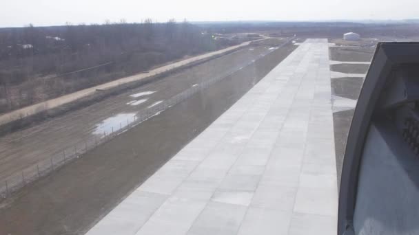 Vue aérienne depuis un hélicoptère volant. Caméra dedans. Ligne d'atterrissage. Journée ensoleillée. Paysage 