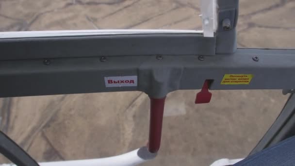 Blick aus dem Fenster eines fliegenden Hubschraubers. Kamera drinnen. Boden. sonniger Tag. Landschaft — Stockvideo