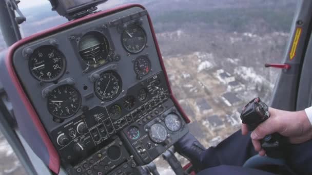 Vista en el sistema de control, palanca de retención piloto de helicóptero. Cámara adentro. Cabina de piloto. Altura. Vuelo — Vídeo de stock