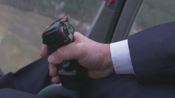 Vue du levier de commande de maintien du pilote de l'hélicoptère. Caméra dedans. Cabine de pilote. Hauteur. Vol — Video