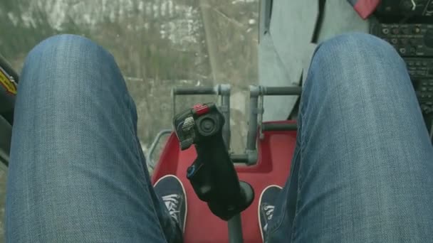 Ver en las piernas camarógrafo dentro de helicóptero volador. Por encima del bosque verde. Un día. Paisaje. Palanca. Vuelo — Vídeos de Stock