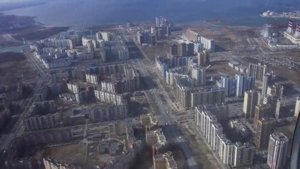 Vista aérea de helicóptero voador. Câmara lá dentro. Paisagem da cidade na costa. Arranha-céus modernos . — Vídeo de Stock