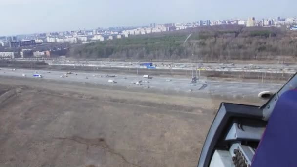 Vista aérea de helicóptero voador, que ganham altura. Câmara lá dentro. Paisagem da cidade, parque, estrada — Vídeo de Stock