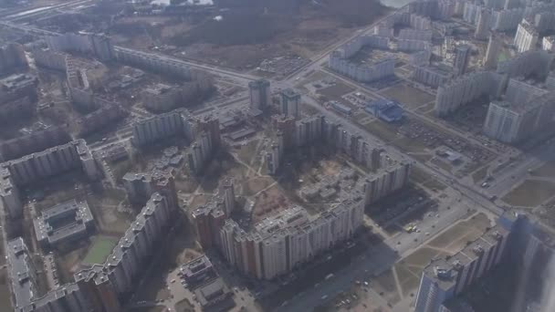 Luftaufnahme aus dem fliegenden Hubschrauber. Kamera drinnen. Stadtlandschaft. Moderne Hochhäuser. Straße, Autos — Stockvideo