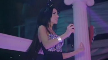 Kulakları, MC kız gece kulübünde sahnede şarkı. Ağır çekim. Dinamik dans